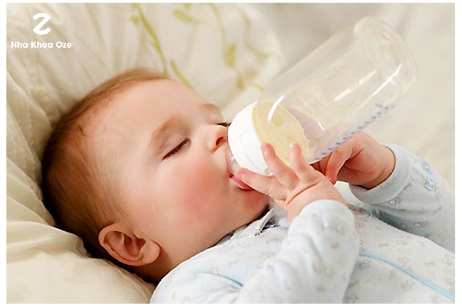 Không nên cho bé uống sữa vào ban đêm, dễ gây sâu răng sún răng
