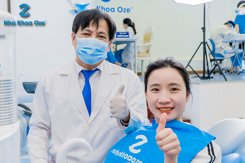 Bác sĩ Đoàn Kim Hoa và bệnh nhân tới lấy cao răng