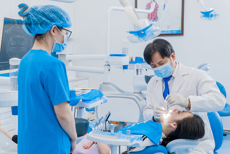 Các bác sĩ tại Nha khoa OZE hỗ trợ bệnh nhân lấy cao răng tận tình, chu đáo