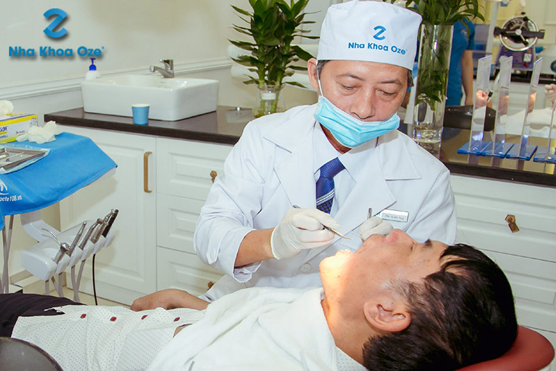 Bác sĩ Tuệ lấy cao răng cho bệnh nhân