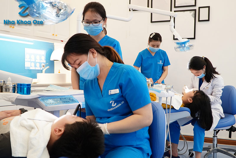 Bệnh nhân tới bọc răng sứ tại nha khoa OZE