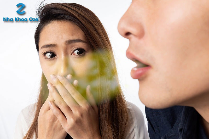 Cao răng dưới lợi gây hôi miệng, khiến bạn tự ti trong giao tiếp