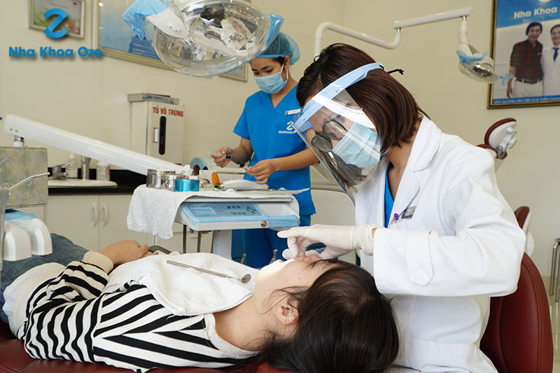 Hình ảnh bệnh nhân được chữa trị cười hở lợi tại nha khoa OZE