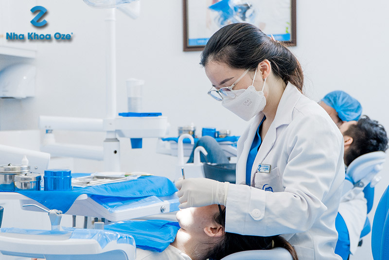 Đội ngũ bác sĩ tại Nha khoa OZE có tay nghề chuyên môn tốt, giúp khách hàng loại bỏ 100% cao răng đen