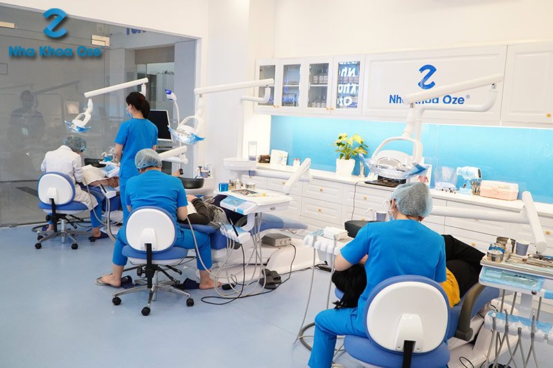 Nên tới các cơ sở nha khoa uy tín như OZE để sử dụng dịch vụ lấy cao răng 