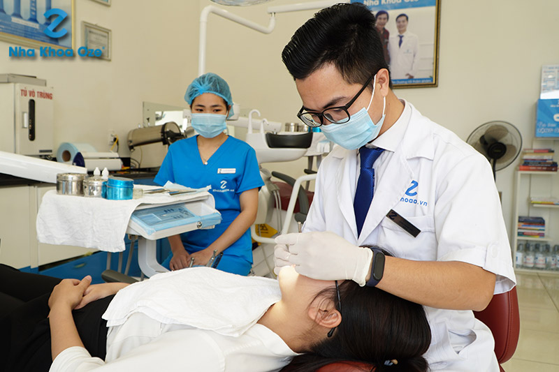 Bệnh nhân đang lấy cao răng tại nha khoa OZE