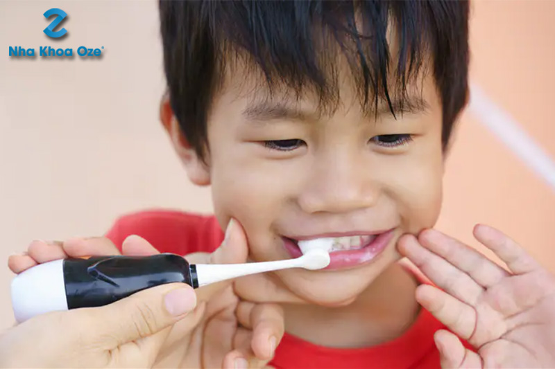 Cho trẻ đánh răng ngừa cao răng