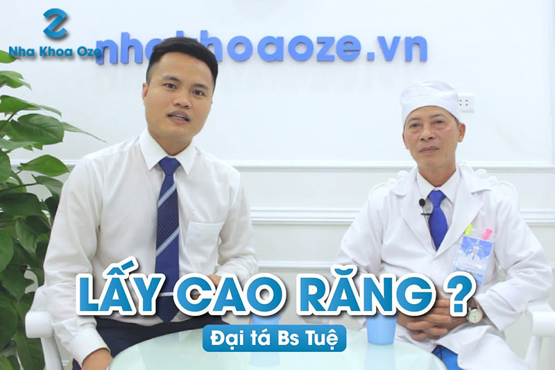 Bác sĩ Đại tá Nguyễn Quý Tuệ giải thích những lợi ích về lấy cao răng