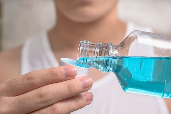 Súc miệng loại bỏ xơ chuối còn sót lại