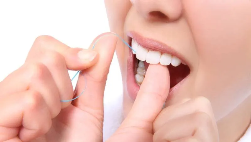 Cho bé sử dụng chỉ nha khoa đúng độ tuổi và đúng cách
