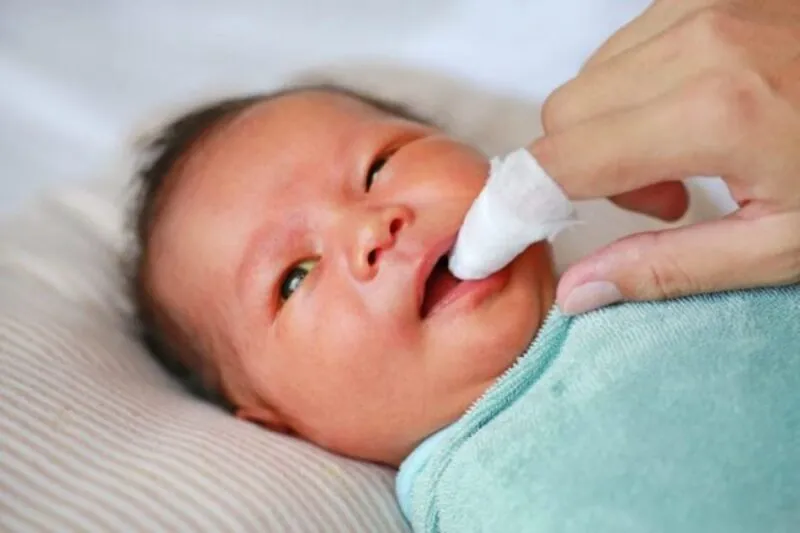 Dùng gạc rơ lưỡi để vệ sinh cho bé khi chưa mọc răng