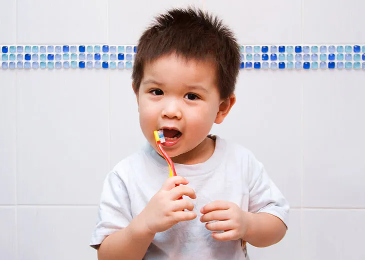 Dạy bé chăm sóc răng miệng khi bé được 15 – 18 tháng tuổi