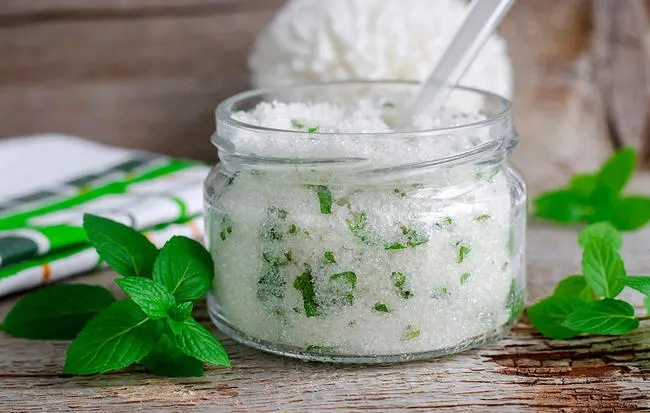 Cách làm trắng răng bằng muối và bạc hà