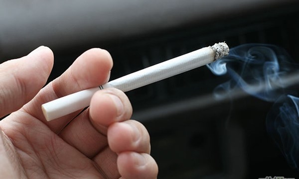Hút thuốc lá ngoài gây chảy máu răng còn làm răng ố vàng mất thẩm mỹ