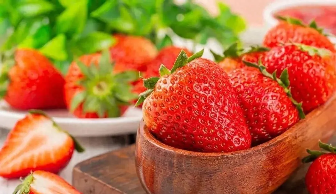 Làm trắng răng với dâu tây và muối