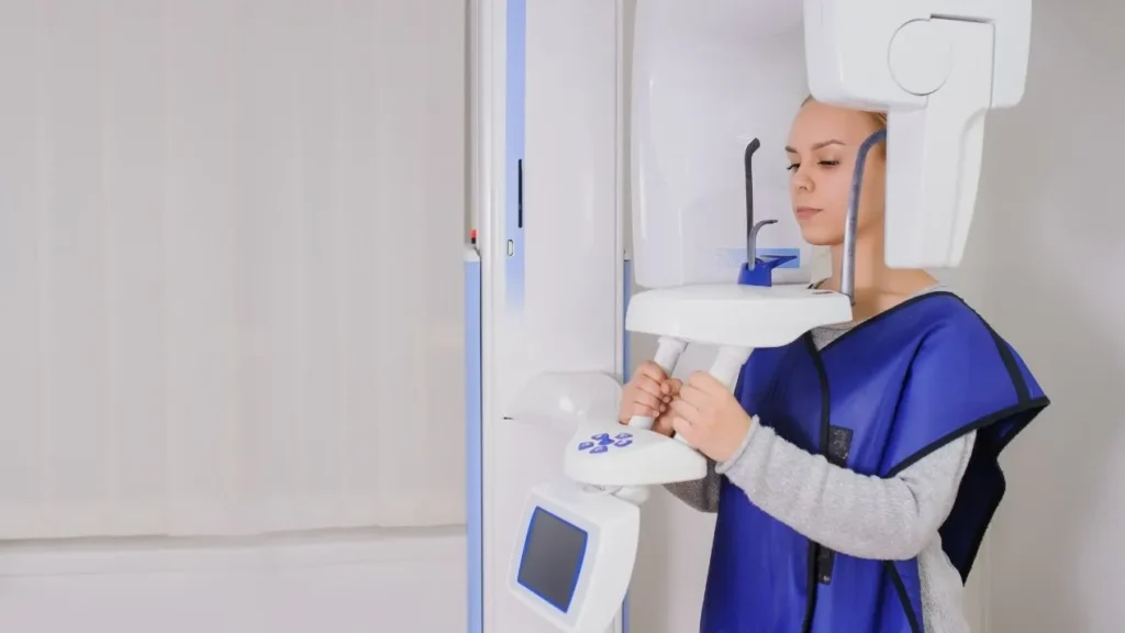 Bạn cần phải đeo tạp dề chì khi chụp phim răng