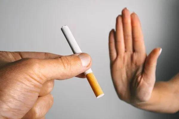 Dừng việc hút thuốc lá để bảo vệ men răng