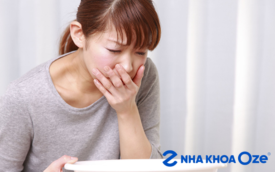 Ảnh minh họa triệu chứng buồn nôn khi đánh răng gây cảm giác khó chịu cho người bệnh