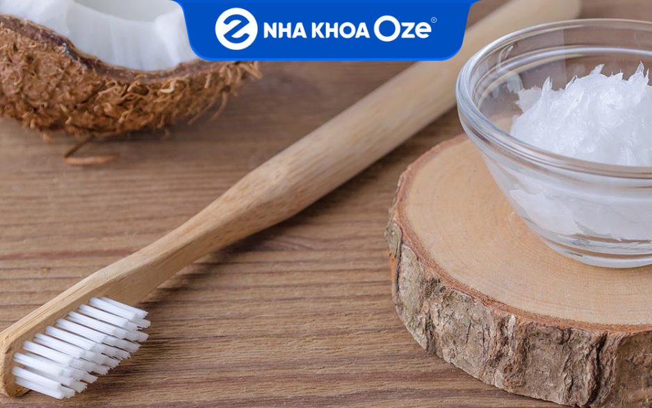 Có thể dùng bàn chải hoặc tăm bông để chà sát dầu dừa lên toàn bộ bề mặt răng