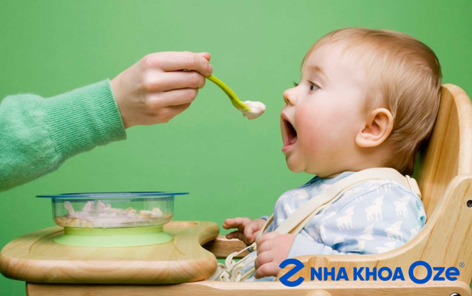 Khi cho bé ăn dặm nên để ý không để bé mắc nghẹn, sặc, gây nguy hiểm