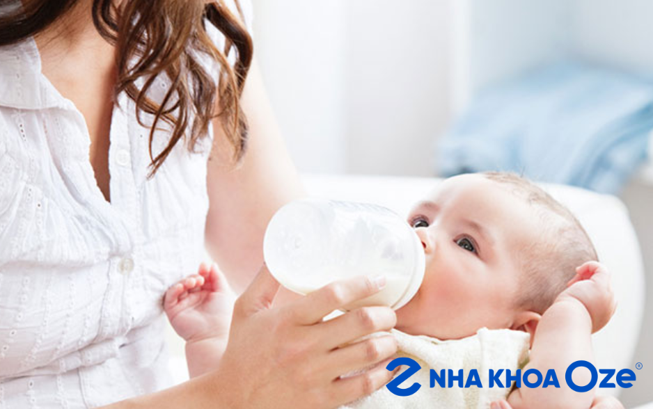 Không nên cho bé uống sữa vào ban đêm, dễ gây sâu răng sún răng