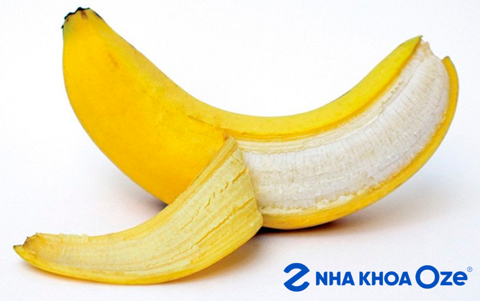 Làm trắng răng với vỏ chuối chứa các vitamin D