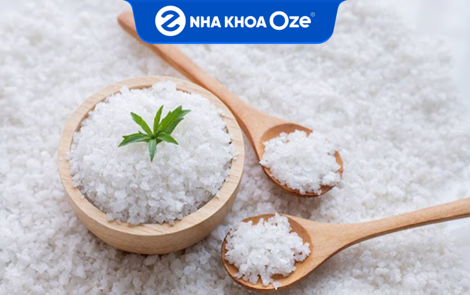 Muối là một trong những nguyên liệu lấy cao răng được nhiều người ưa chuộng