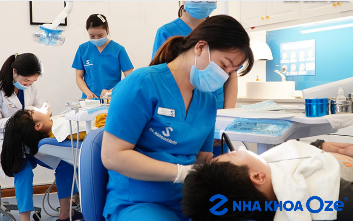 Khách hàng lấy cao răng tại Nha khoa Oze