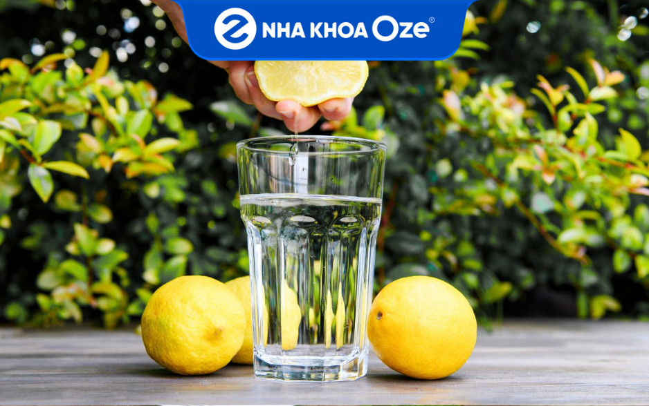 Súc miệng với nước chanh để làm tan các mảng bám cao răng