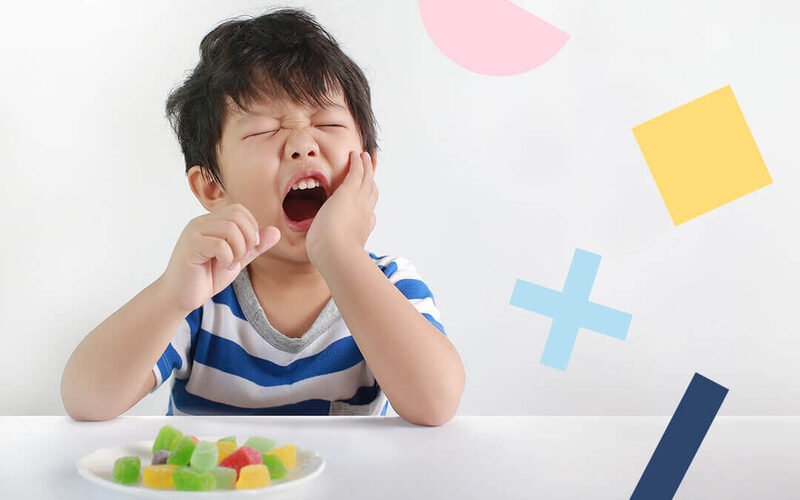 Bé bị mẻ răng do ăn nhiều đồ ngọt