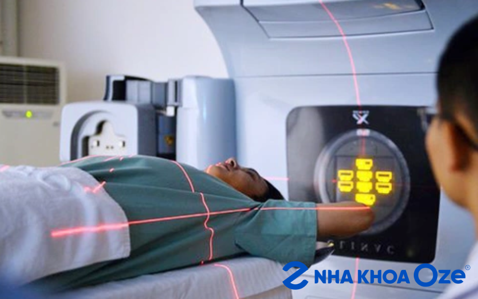 phương pháp điều trị ung thư bằng cách sử dụng các tia bức xạ năng lượng cao