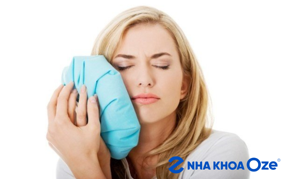 Chườm lạnh giúp giảm sưng sau khi nhổ răng khôn