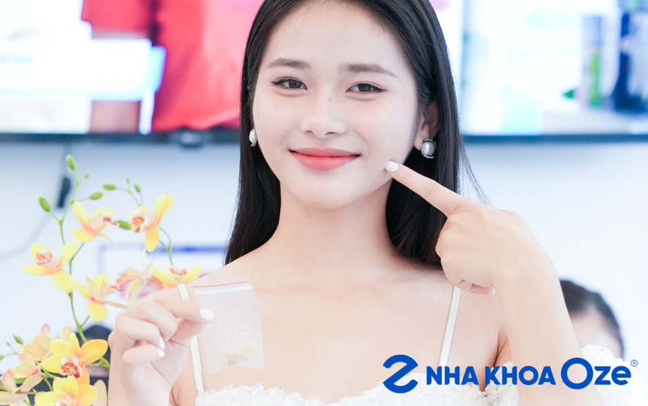 Khách hàng tươi cười sau khi nhổ răng tại Nha khoa Oze