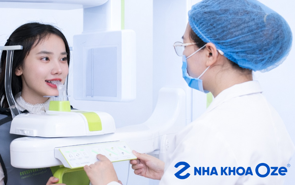 bác sĩ kiểm tra răng khôn bị sâu trước khi tư vấn điều trị