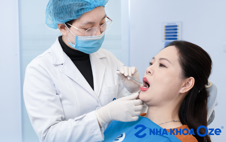 thăm khám trước khi hàn răng thẩm mỹ tại Sóc Sơn