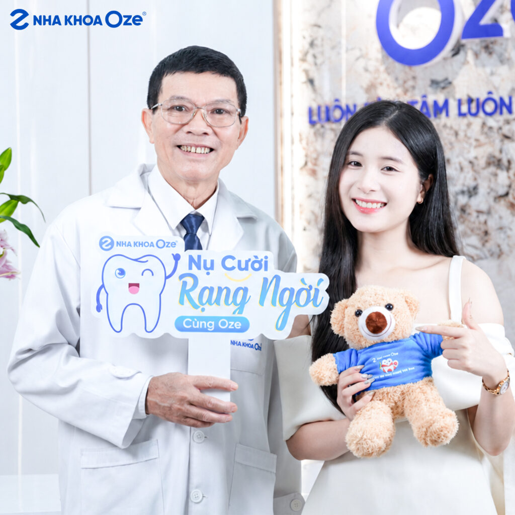 Khách hàng đăng ký lịch khám răng tại Nha khoa Oze
