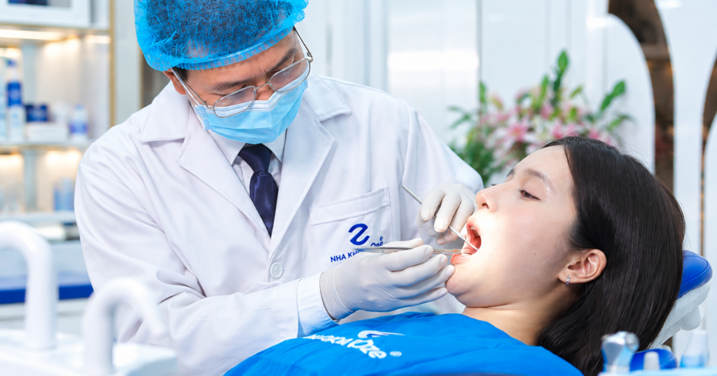 Bác sĩ thăm khám răng miệng trước khi lấy cao răng