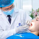 Bác sĩ thăm khám răng miệng trước khi lấy cao răng