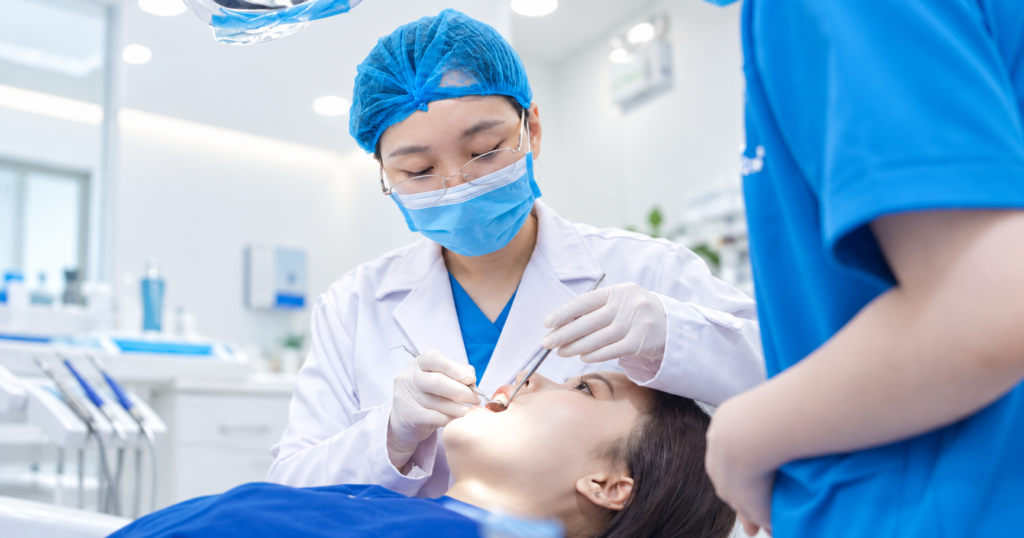 Lấy cao răng có tốt không - Bác sĩ thực hiện lấy cao răng cho khách hàng