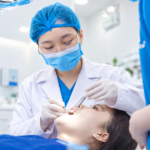 Lấy cao răng có tốt không - Bác sĩ thực hiện lấy cao răng cho khách hàng