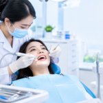 Bác sĩ thực hiện lấy cao răng cho khách hàng tại phòng khám nha khoa hiện đại